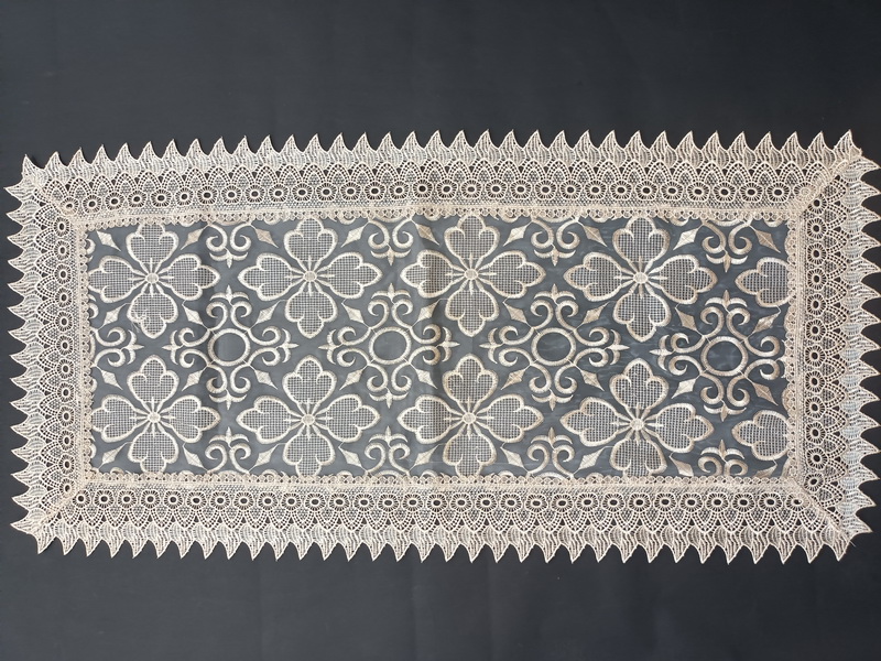 Exquisite Jacquard Floral Lace Table Runner for Wedding & Holiday Decorations XS1726